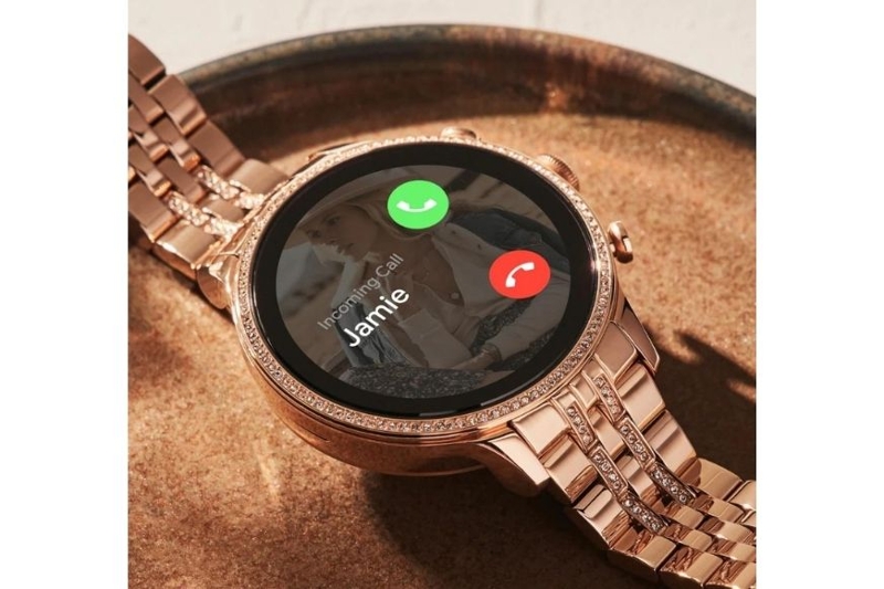 The Fossil Women’s Gen 6 receives incoming calls with ease.